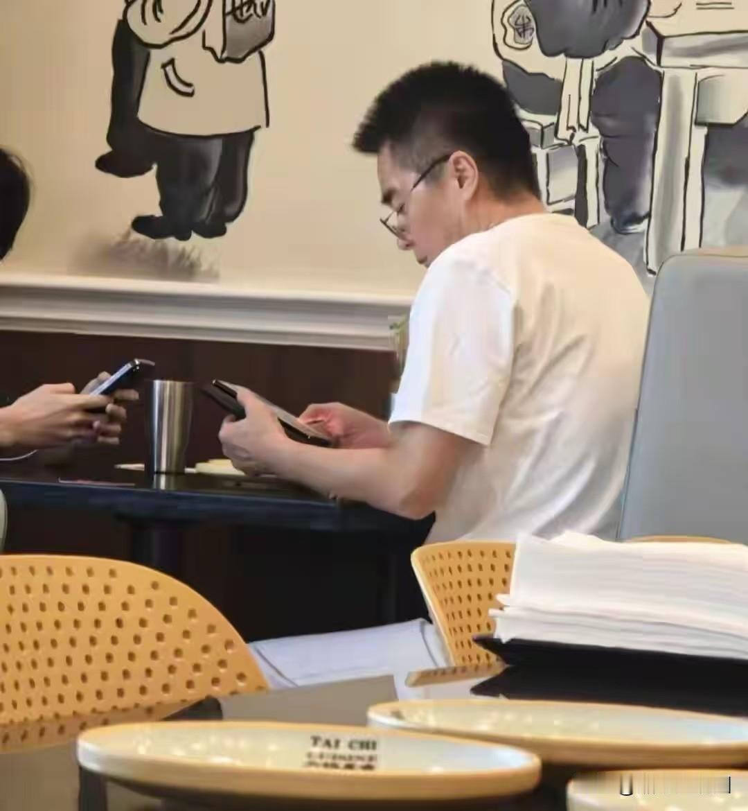 12月15日，何晴的遗体告别仪式在京举行。何晴前夫许亚军远在M国，不但没有回来送