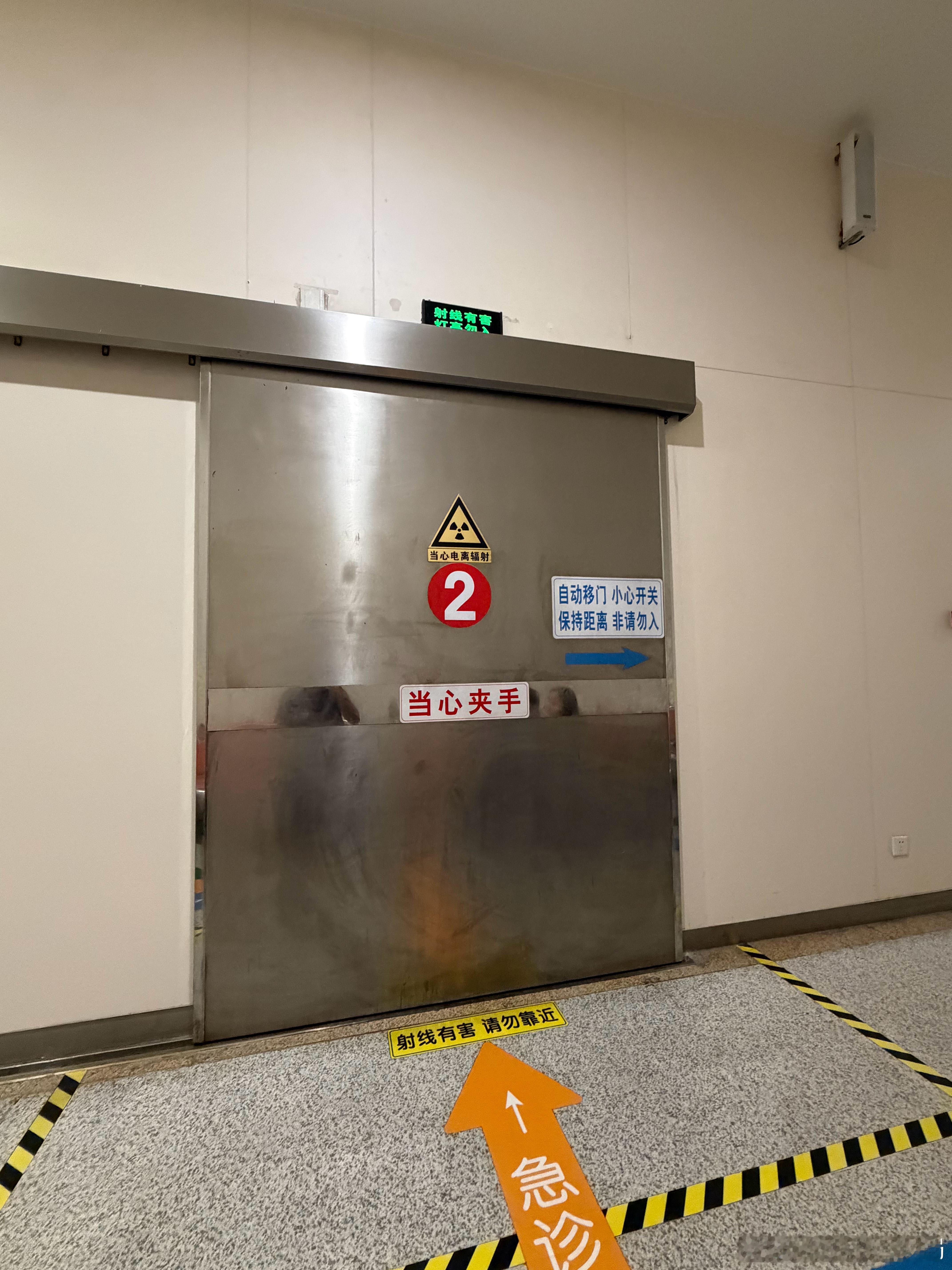 大晚上带小孩来医院挂急诊了，没什么大事儿，能吃能喝能跑能跳…就一感冒就咳嗽，一咳