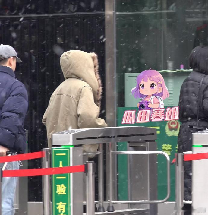 白鹿帽子一戴谁也不爱 白鹿春晚联排背影路透的确是给我们带来了眼前一亮了呀，帽子一