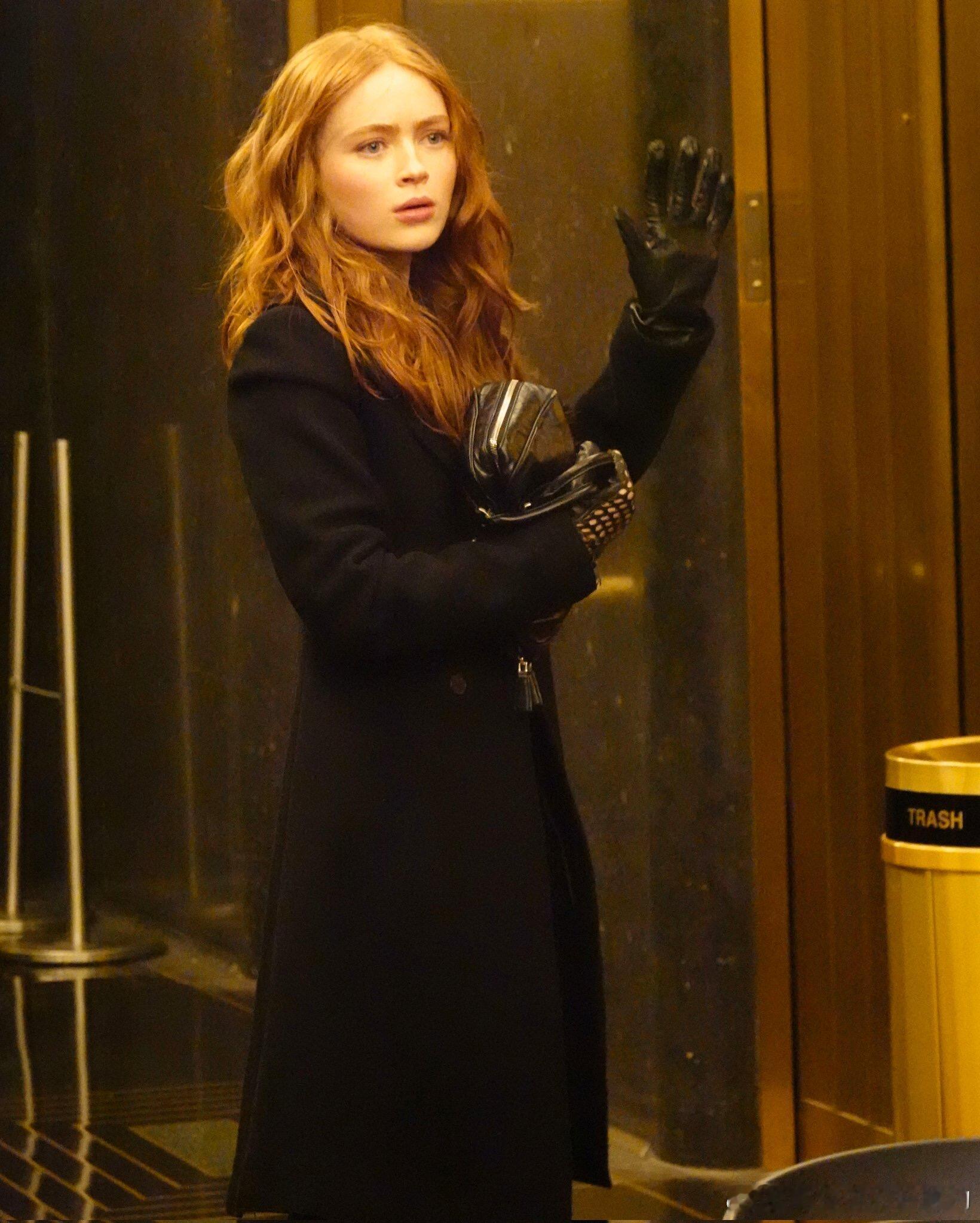 被抓拍的萨迪·辛克，她真的好有时尚感 怪奇物语跨年电影愿