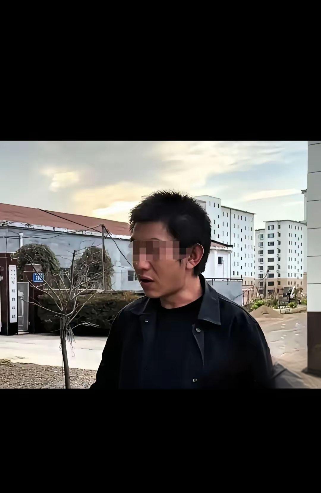 被一只拴着的狗咬了，这就有点说不通了，你不会避开吗？还得摔死狗？