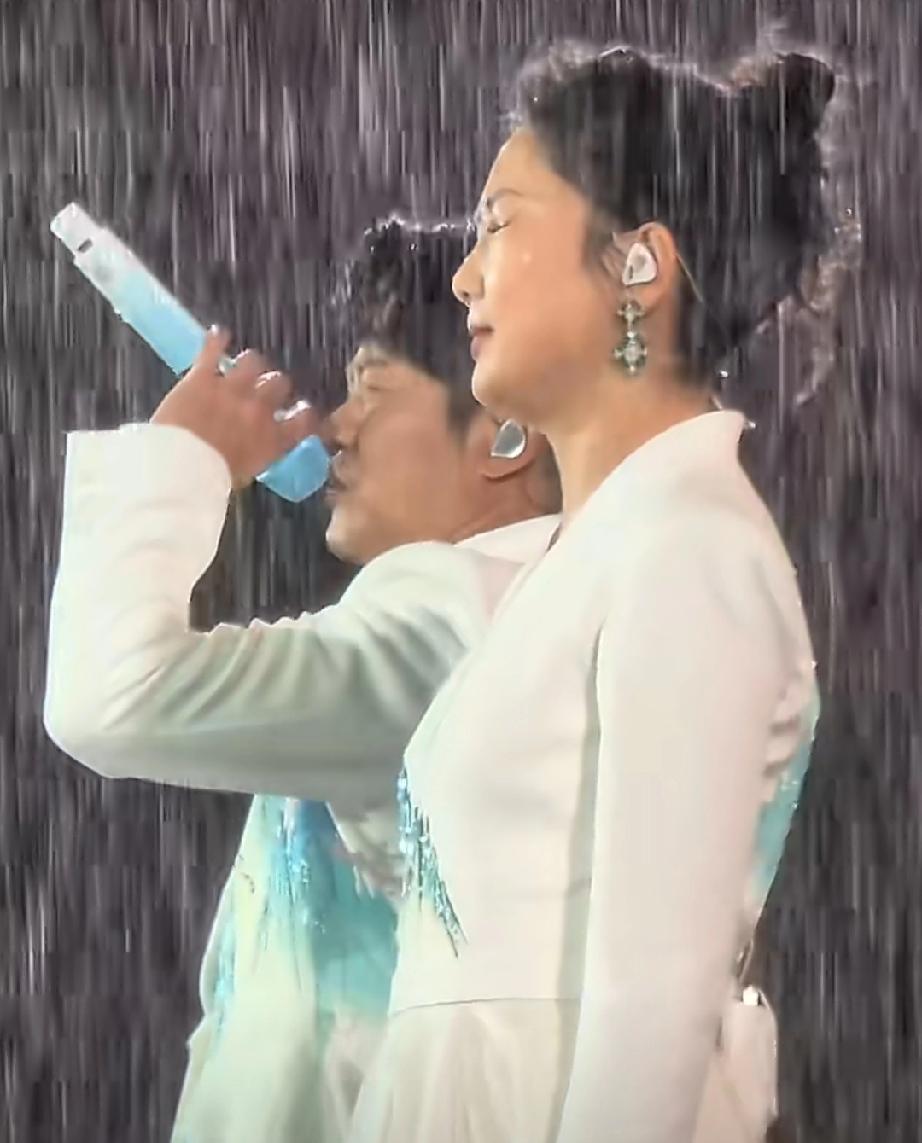 凤凰传奇太硬核了！
厦门下着暴雨，而凤凰传奇刚好在开演唱会，本以为他们俩会撑着雨