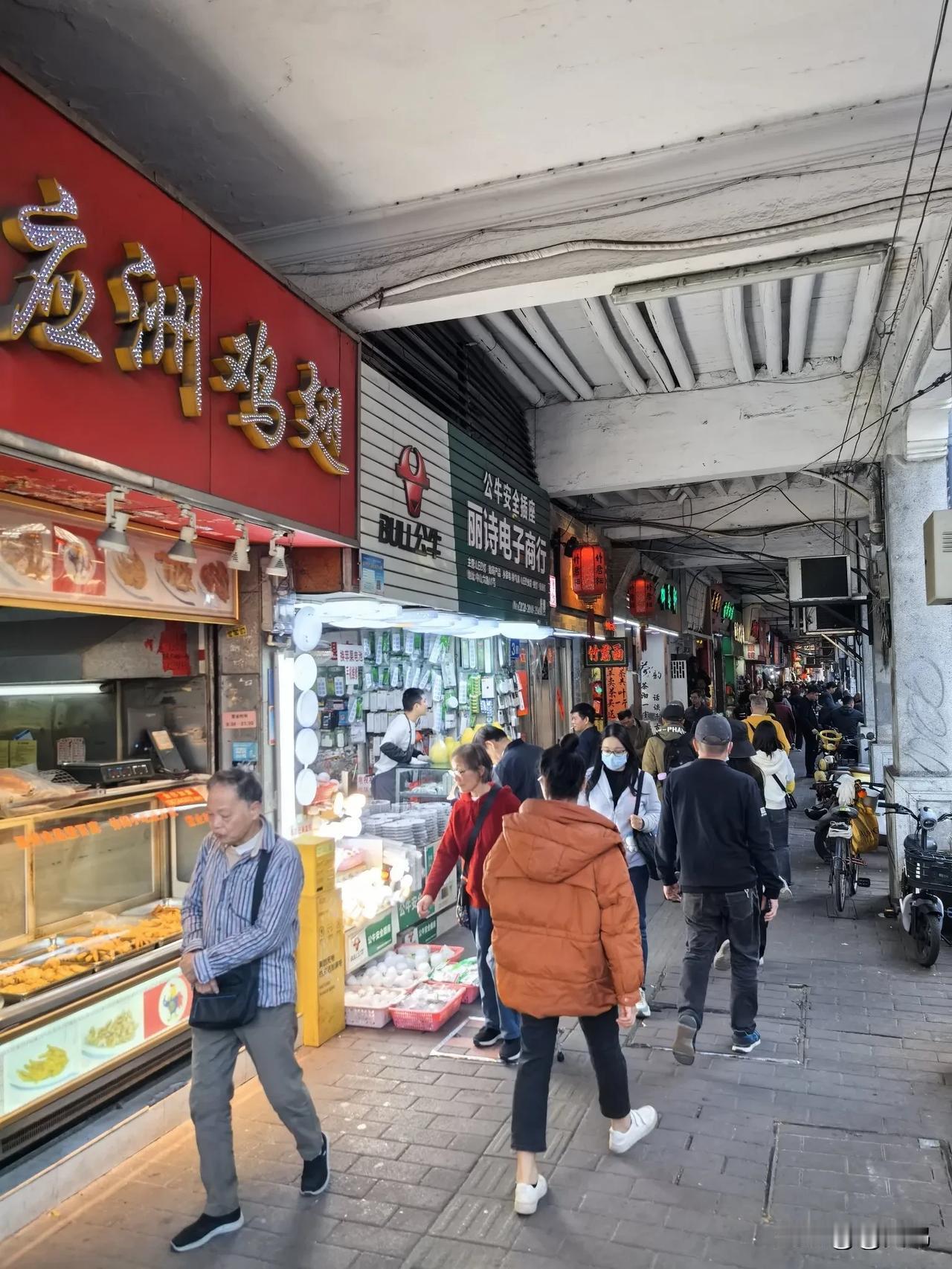 中山六路骑楼老街的情怀 【二】

中山六路，留存着广州的旧时光。古旧骑楼相互依偎