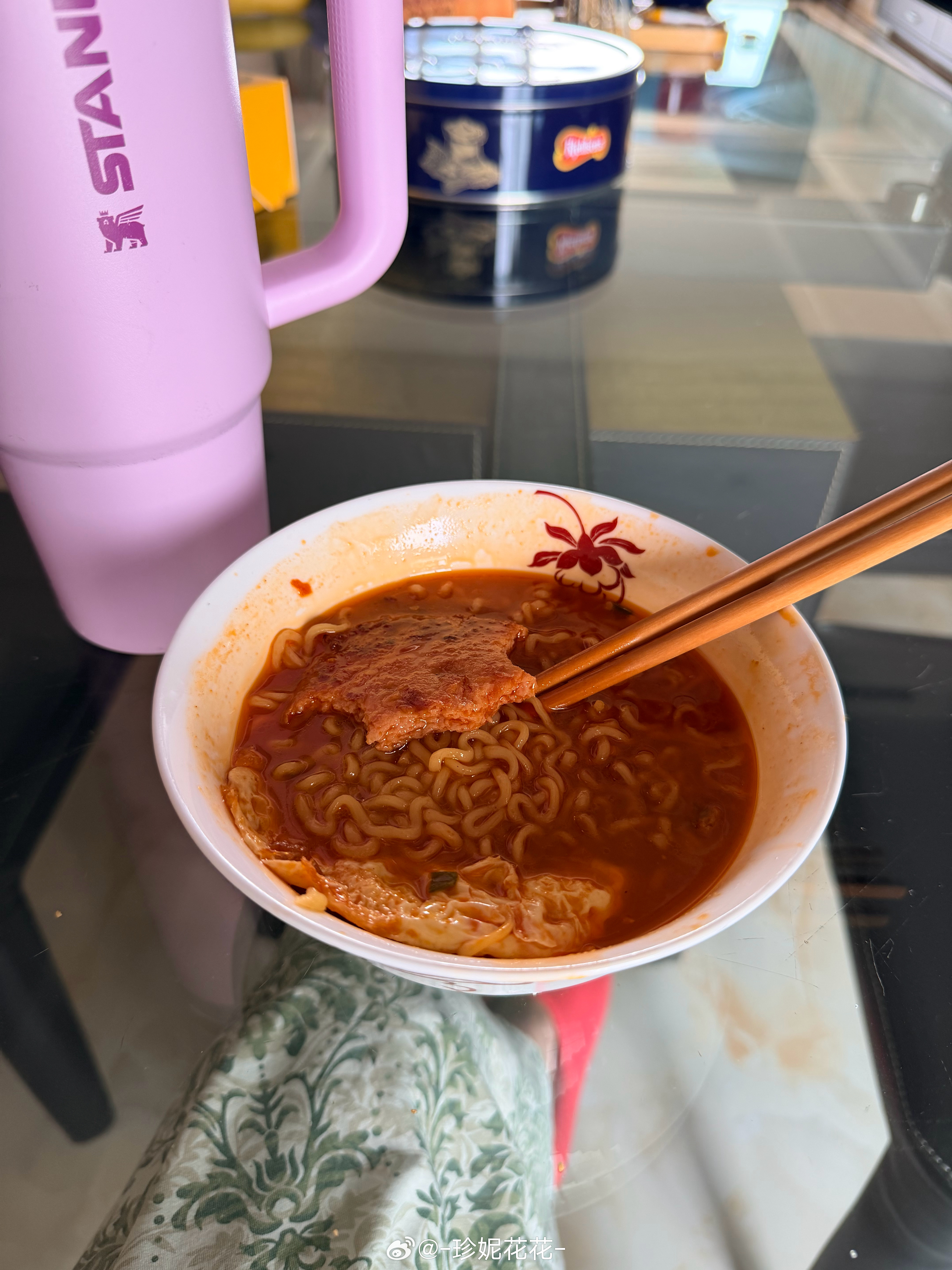 啊我服了，之前晚上刷视频，刷到那些泡面博主，煮的泡面看上去很香，我立刻就买了！然