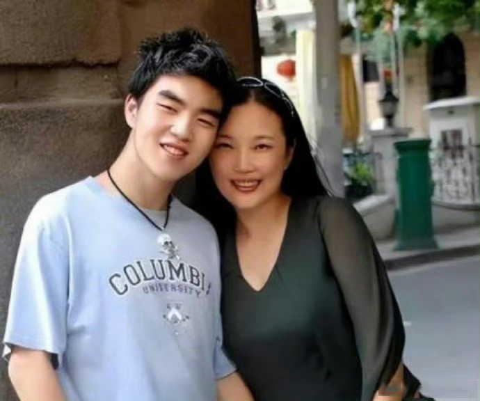 1988年，湖北一女子产下脑瘫儿，丈夫抛妻弃子。 母亲并没有选择放弃，每天坚持做