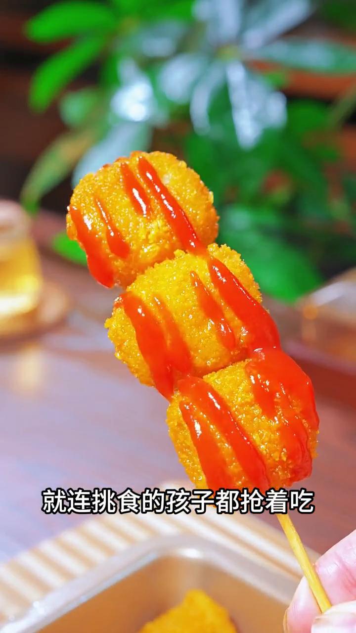 黄金脆皮香蕉。
家人们注意看，只需要在香蕉中打入四个鸡蛋，出锅就是网上最近很火的