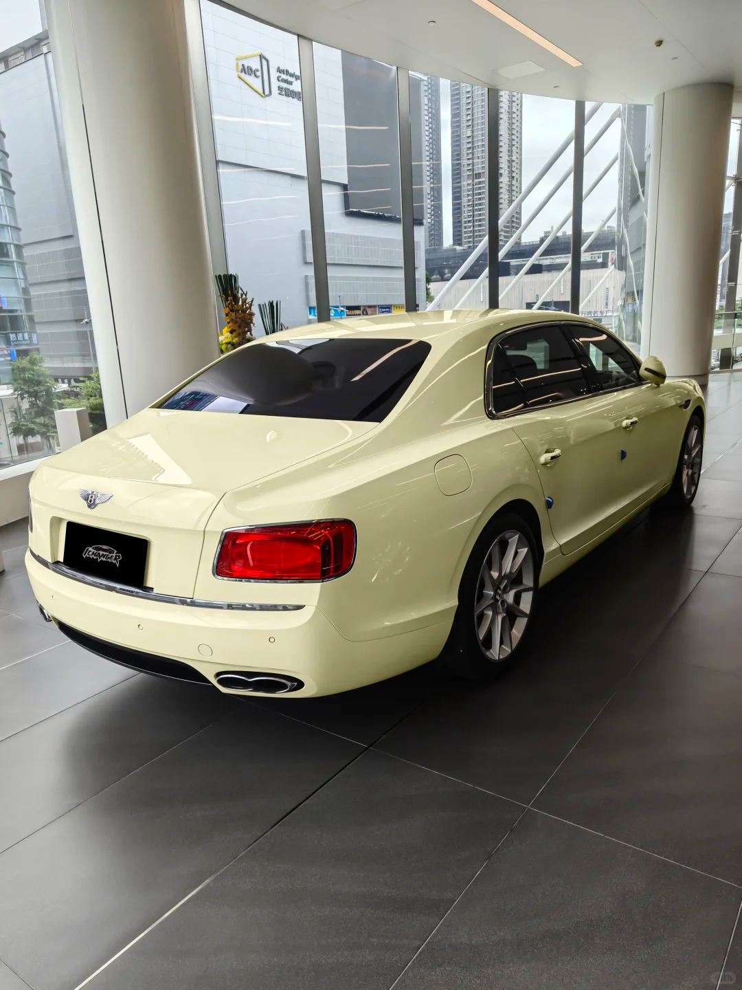 汽车 豪车不少见，但这么甜美的宾利还是头一回见！宾利真的把优雅拿捏的死死的~斩男