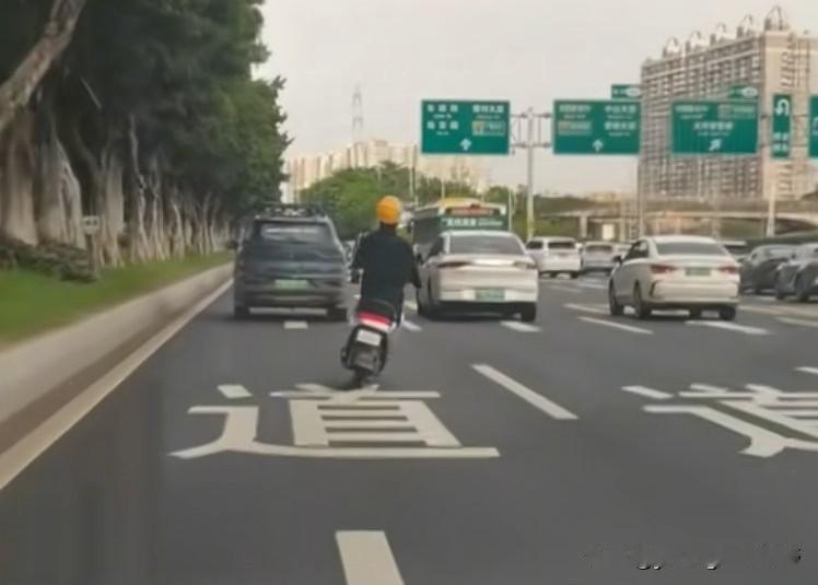 广州的电鸡牛人真是多呀。他们操控起这些改装电鸡简直就是天不怕地不怕。除了大街小巷