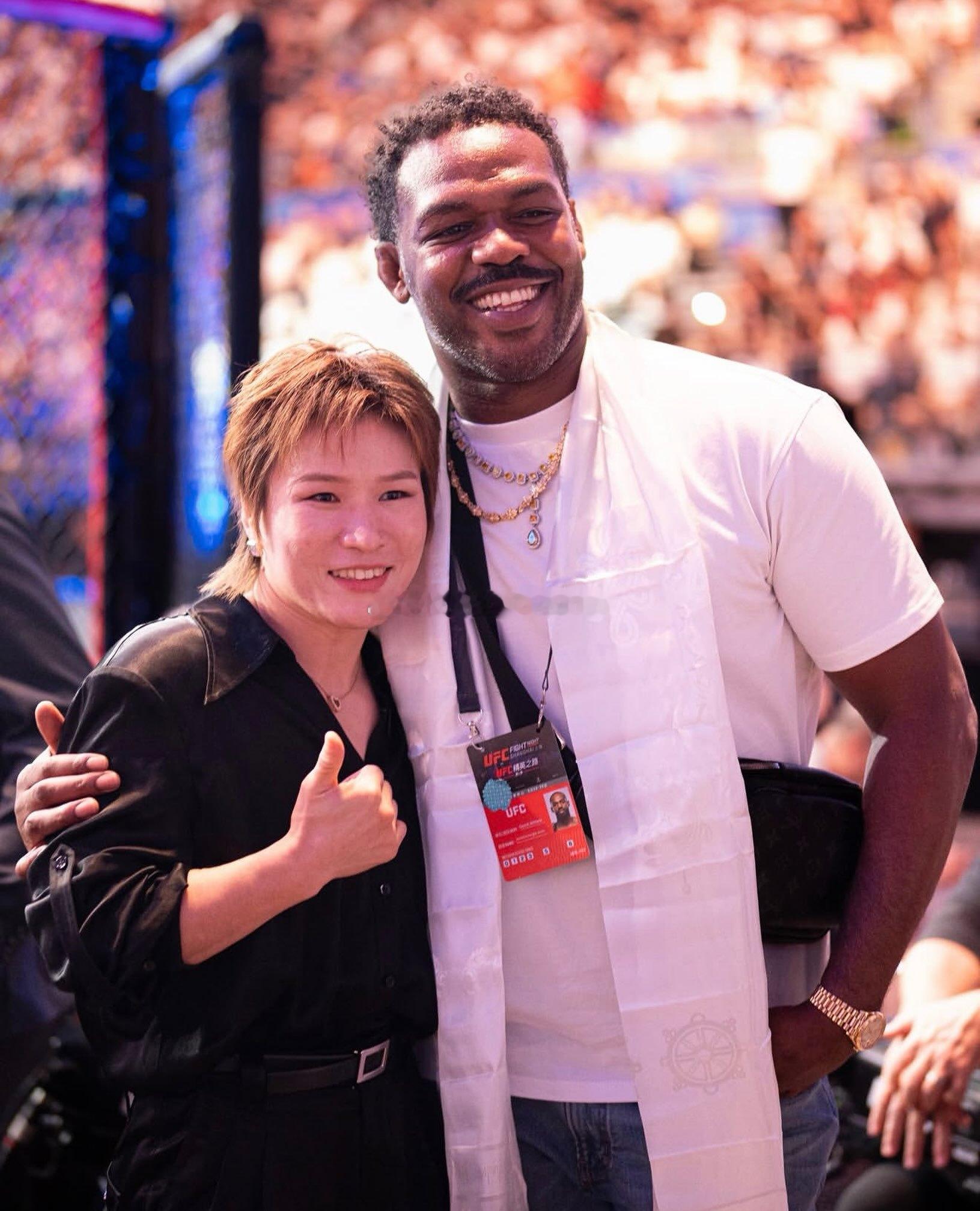 “骨头”乔恩·琼斯（Jon Jones）：“她一直是我最喜欢的冠军之一。她的自律
