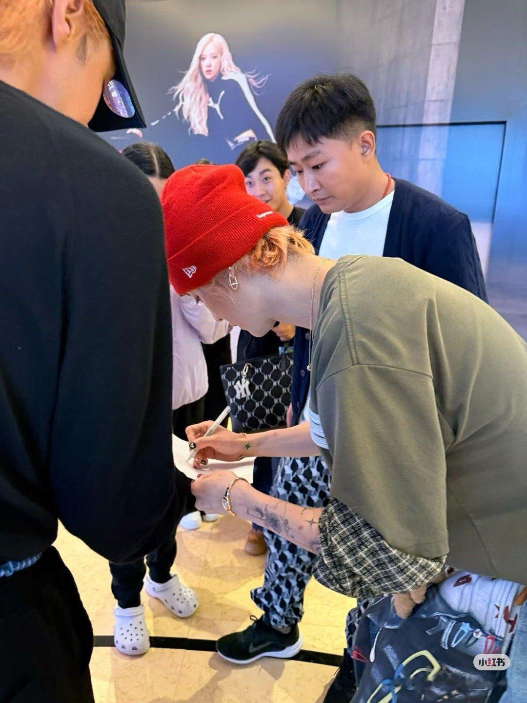 你们不搬鹿晗这张那我搬一下没人觉得好白好认真好优越嘛[爱慕][爱慕][爱慕] ​