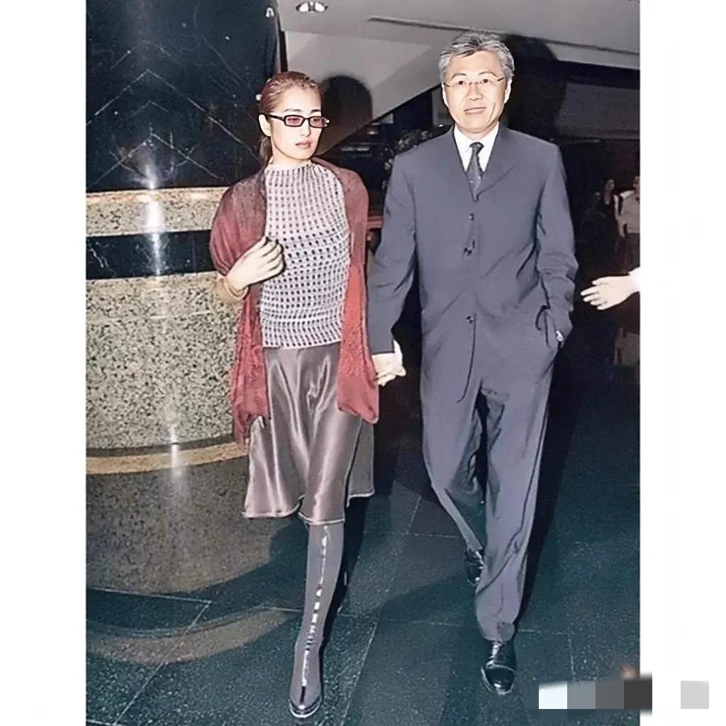 1994年，巩俐和第一任丈夫黄和祥出席某活动时的情景，他们十指紧扣，十分恩爱。世