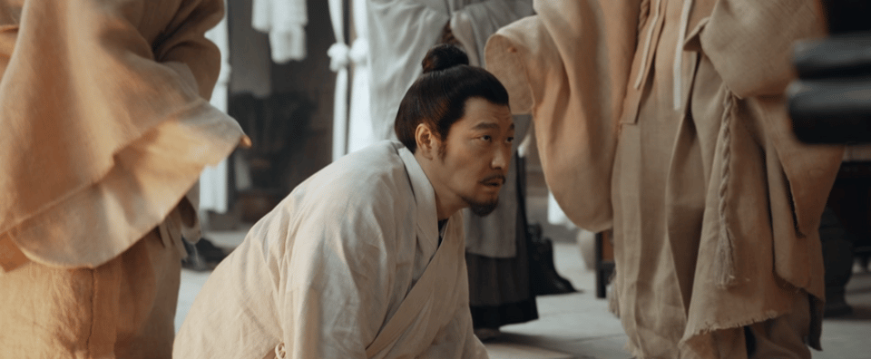 李景东下跪向李祯认错 看着李景东在灵堂前痛哭流涕，我突然不恨他了。他被真相击垮的