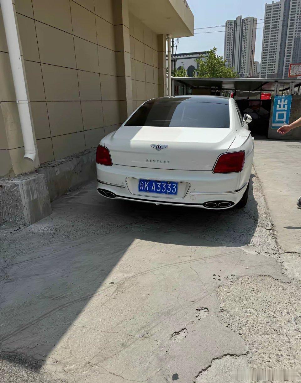 这车贵不贵呀？我朋友说顶多二十万。 ​​​