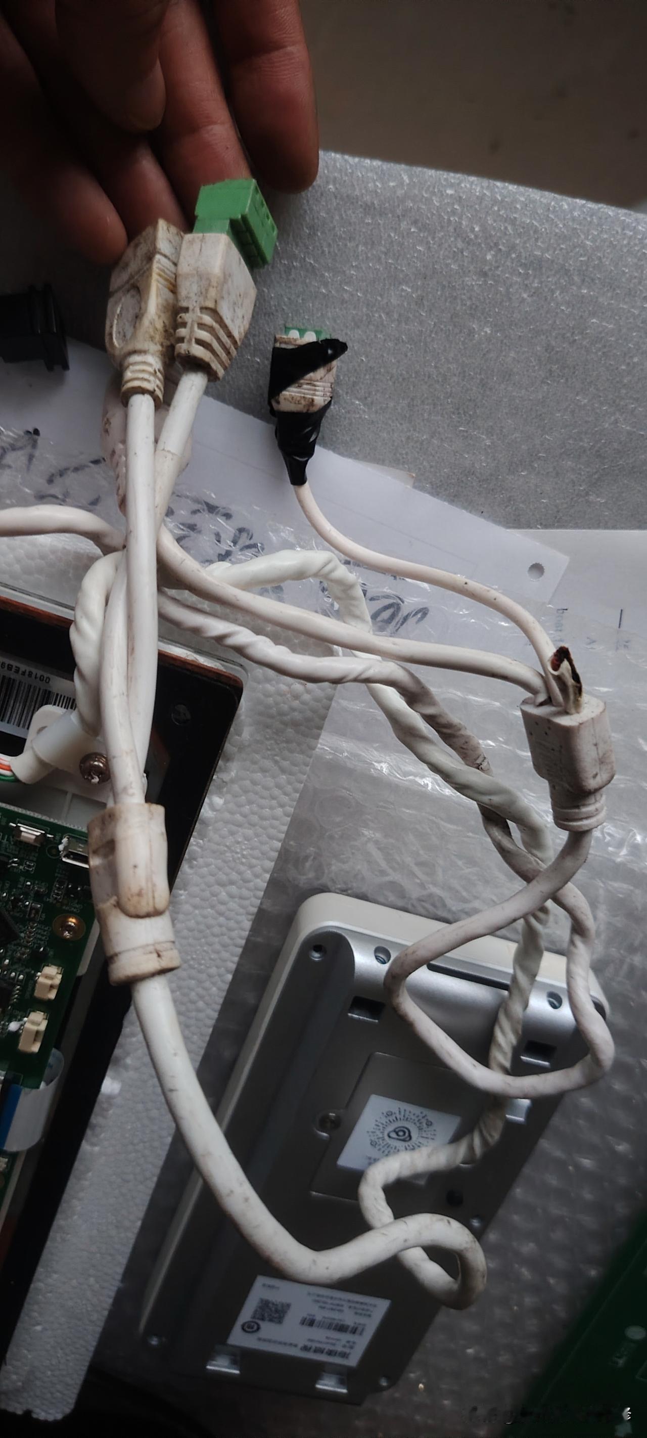 人脸识别机主板短路了，一直闪，把电线都烧断了，还好没有引起火灾事故。
电线都烧断