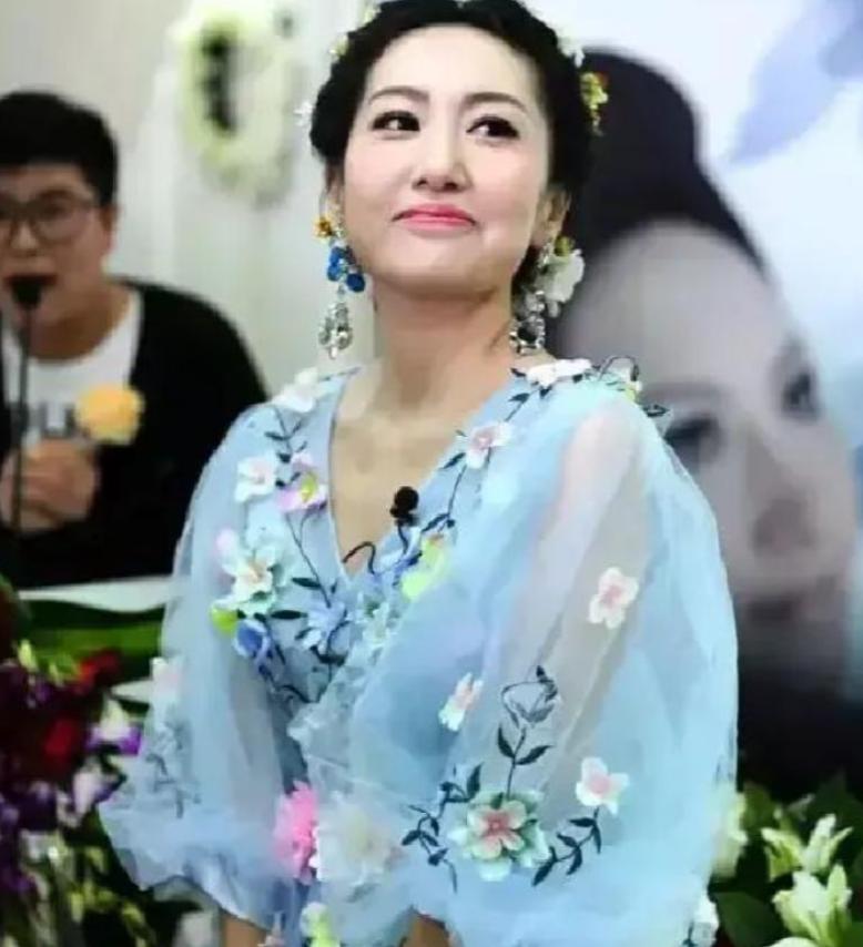 她胃癌晚期，穿着婚纱为自己举办葬礼，谁知，去世7年丈夫现状更是让人担心，而她的生
