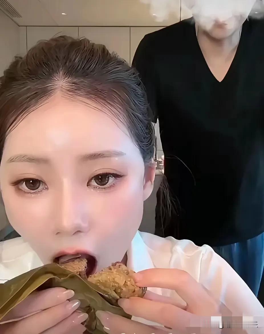 夫妻的相处模式最能反映问题，
汪小菲说：“马晓梅你别吃了，你都吃6个粽子了。”当