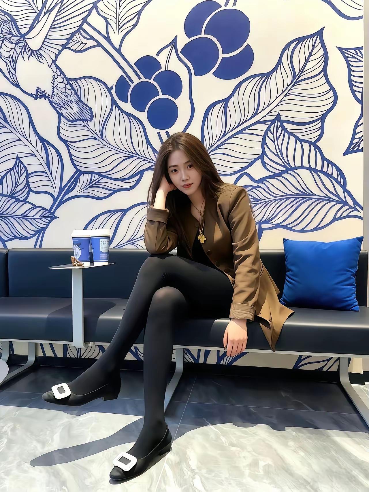 在咖啡店享受时光。秋日里的咖啡馆 温柔咖啡店美女