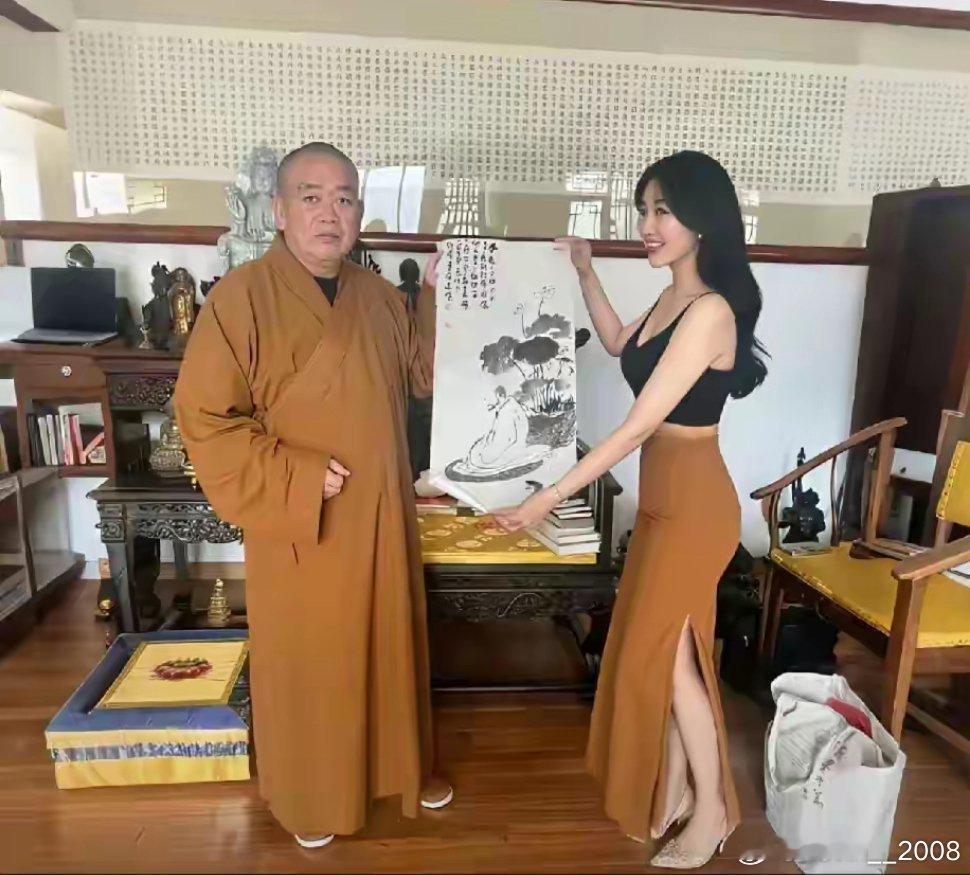 这些去少林寺敬香的女子，为啥要穿成这样啊？而图里的释永信，慈眉善目，看起来还挺正
