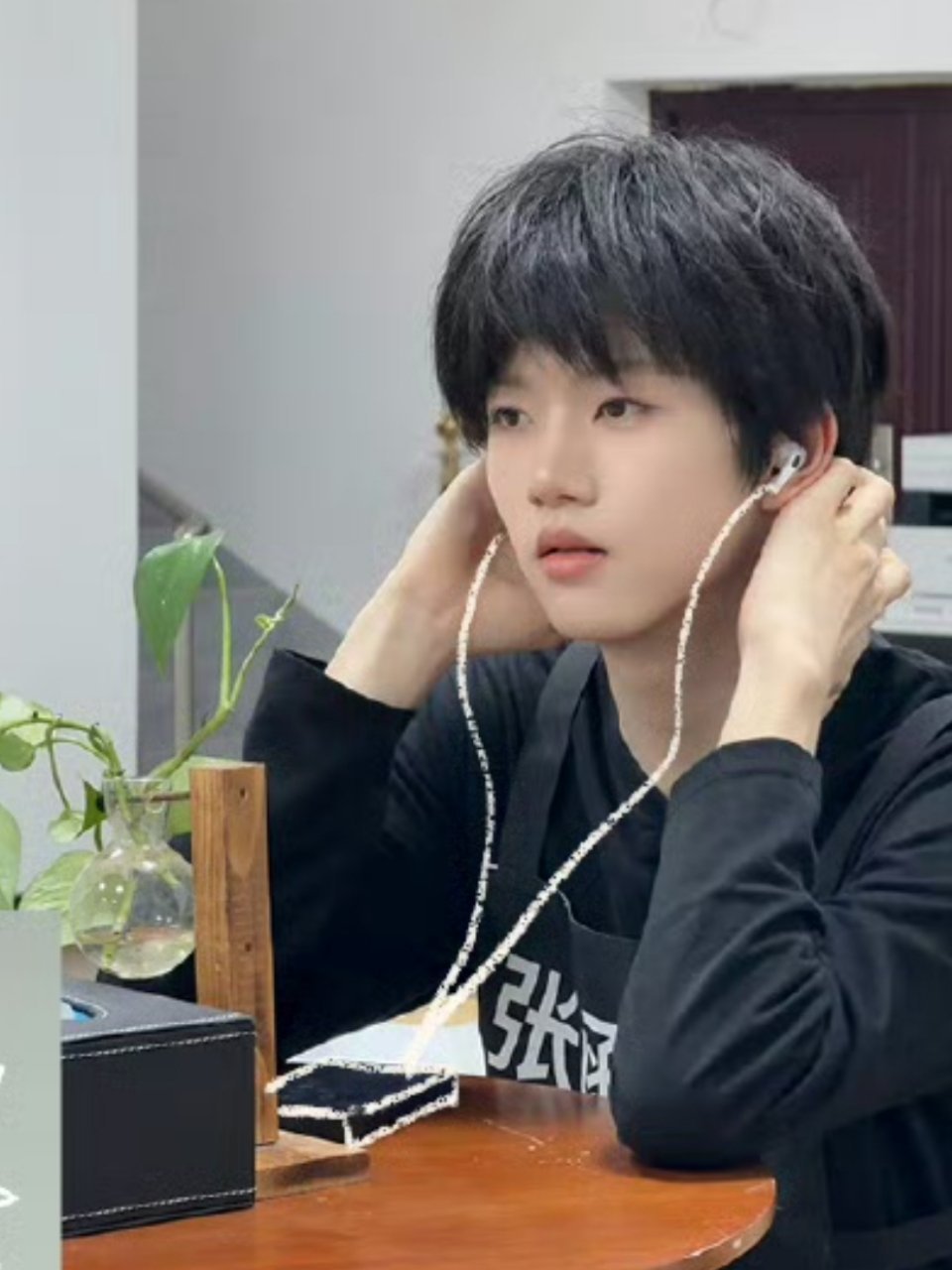 我看到她就收不住眼泪了… 