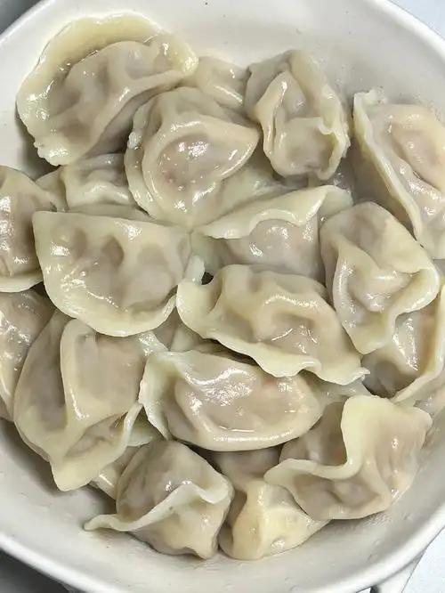 太恶心！中午无意间看到婆婆包饺子，直接上手揉面捏馅， 全程都不戴一次性手套，手还