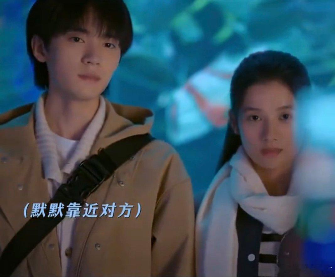 周翊然雅加达活动也太会了！直接还原《焕羽》里明盛送乔青羽围巾的名场面，活动现场复