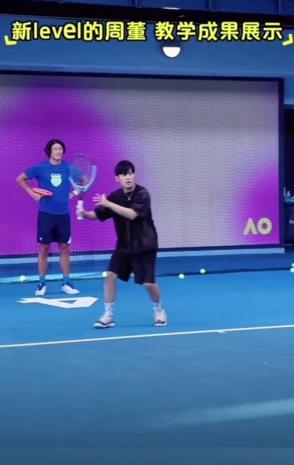 1月14日，周杰伦以中国选手身份参加2026澳网“一球制胜”表演赛，对阵彼得·约