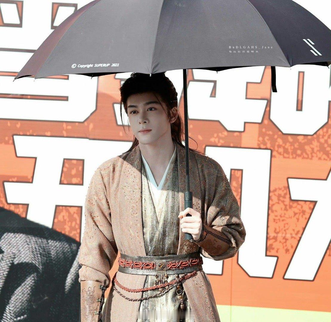 曾舜晞被困在横店了 曾舜晞一部剧接着一部剧！接连演那么多部古装，曾舜晞被困在横店