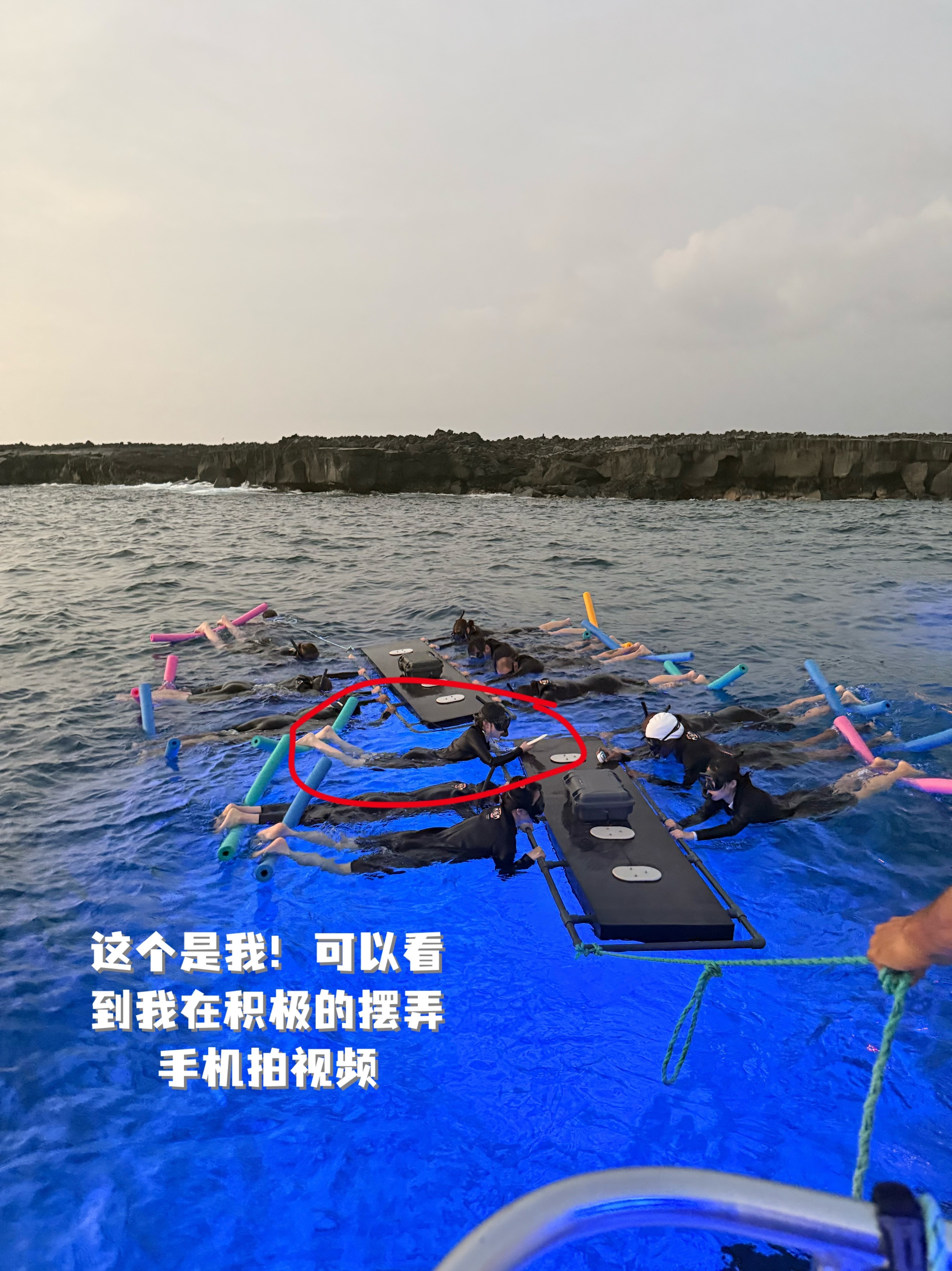 我的胳膊好像昨天拉着那个漂浮的给抻到了今天提东西就觉得痛痛的就是图片这里！！这个