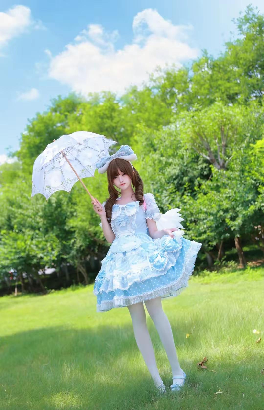 梦幻洛丽塔少女，撑伞漫步在绿意盎然的公园中。