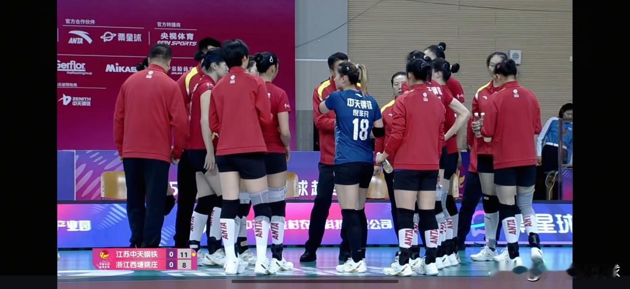 季后赛首秀乱绕了一圈！4场比赛都穿插看了一小段，最后落眼京津之战。
让球迷颇为惊