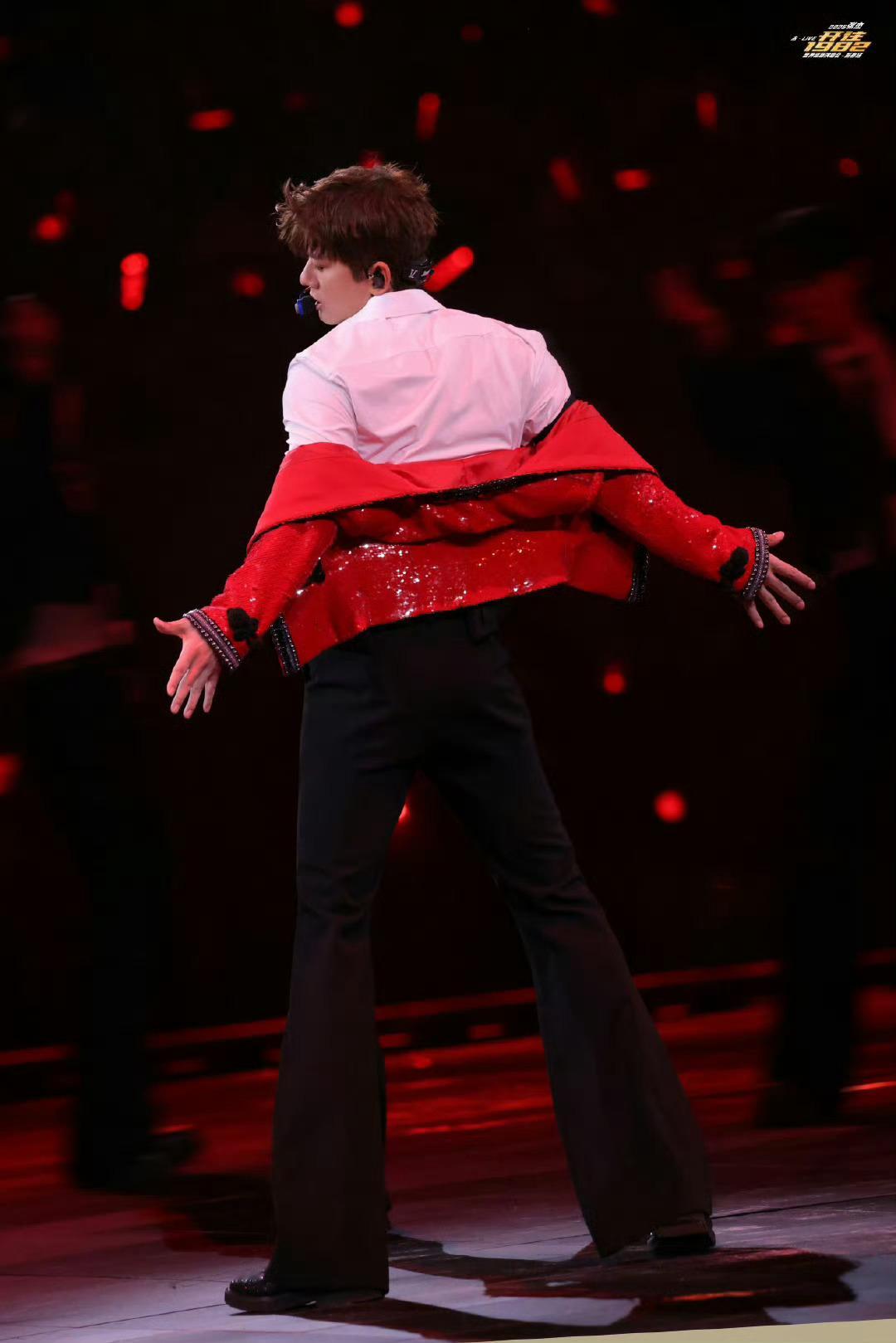 张杰演唱会仿佛昨天新春演唱会落下帷幕，《仿佛昨天》歌声带着不舍。九天似梦，“新春