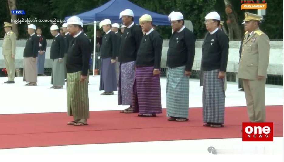 缅甸敏总统祭奠缅甸国父昂山将军！

昂山将军的长子昂山乌，为父亲献上了花圈，但是