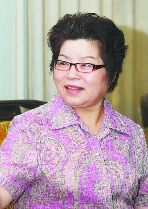 1966年，焦裕禄的女儿焦守云13岁时，曾在天安门城楼上和毛主席握手并合影留念，
