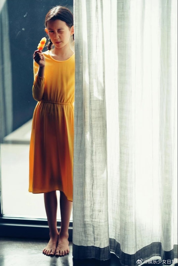 黄磊二女儿长得好像黄磊妹妹也太有灵气了吧！松弛又自信的样子，看得出来家里氛围超棒