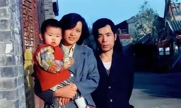 1981年，梁晓声经人介绍与北京姑娘焦丹相亲，谁知一见面梁晓声就对焦丹说：“我每