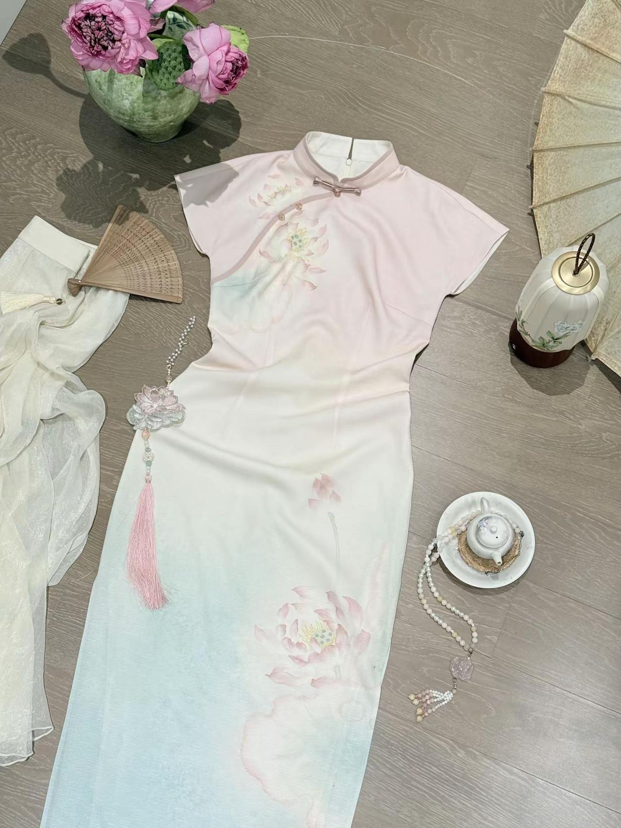 新品图透| 给夏天做的粉绿荷花旗袍🪷 撷取夏荷独有的粉绿清韵 晕染于裙身之上以
