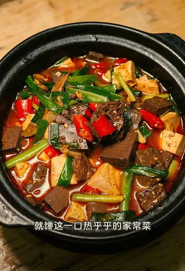 多数人觉得猪血豆腐不干净不爱吃，它为何受养生达人偏爱？
不少人见了猪血豆腐就绕道