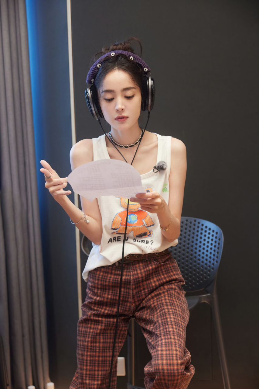 #娜扎无袖白背心##娜扎choker#娜扎戴choker好好看啊！脖子细细长长的