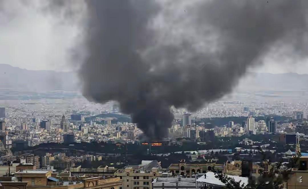 老胡今天发文说，《华尔街日报》援引老美官员的透露称，五角大楼正向中东调派一支通常