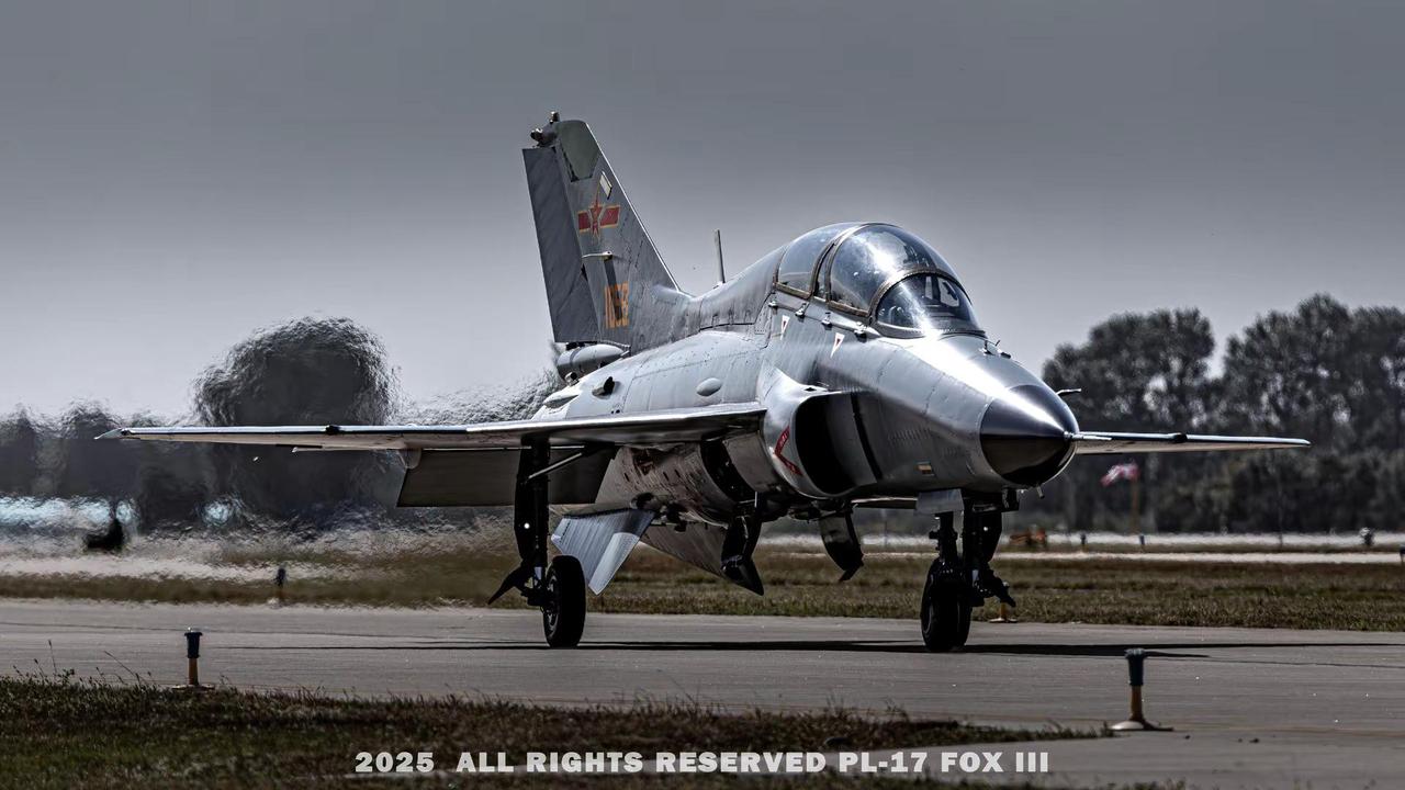 蓝天课堂，雏鹰飞翔！来自空军四大飞行学院的教员们在长春航展中为大家带来了精彩的飞