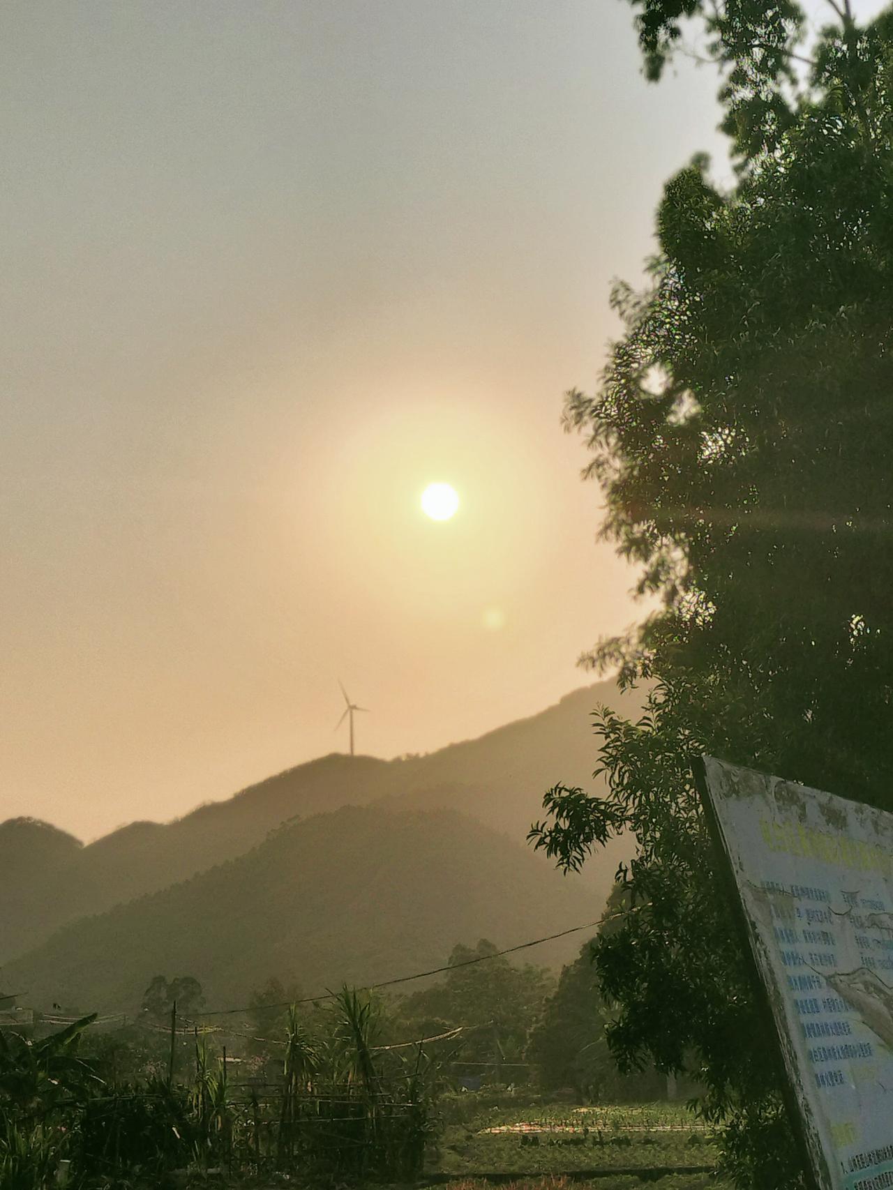 橘色的光漫过天际，把天晕成温软的糖色。夕阳悬在山尖，像枚刚焐热的玉，风裹着薄烟，