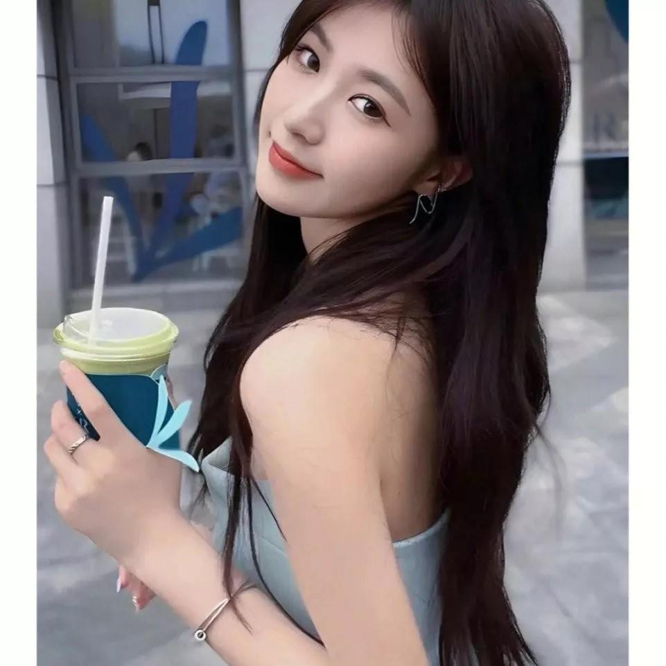 轻啜杯中茗，清风拂面来。