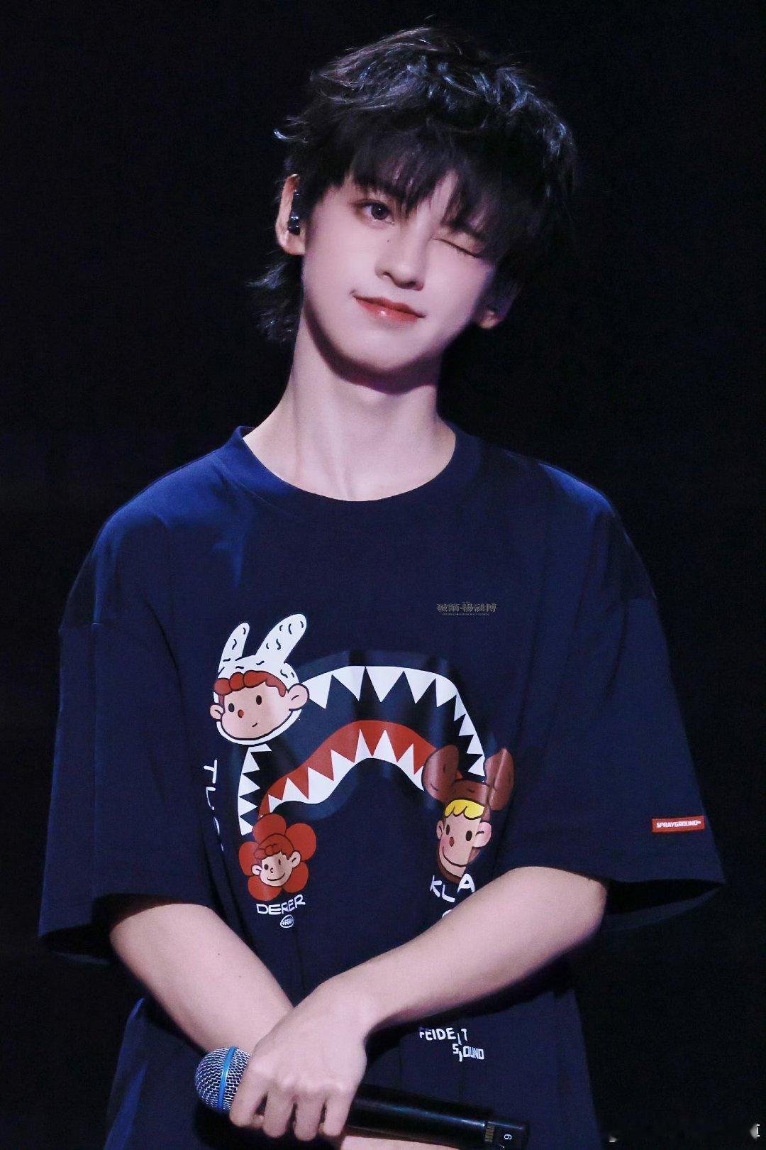 杨涵博混血感杨涵博串场小天才杨涵博弟弟的长相每次看到他都觉得特别养眼，这次公演也