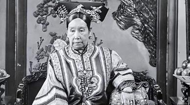 1880年，慈禧的屁股上长了疖疮，烦躁得很。太医们束手无策，毕竟谁敢摸太后的屁股