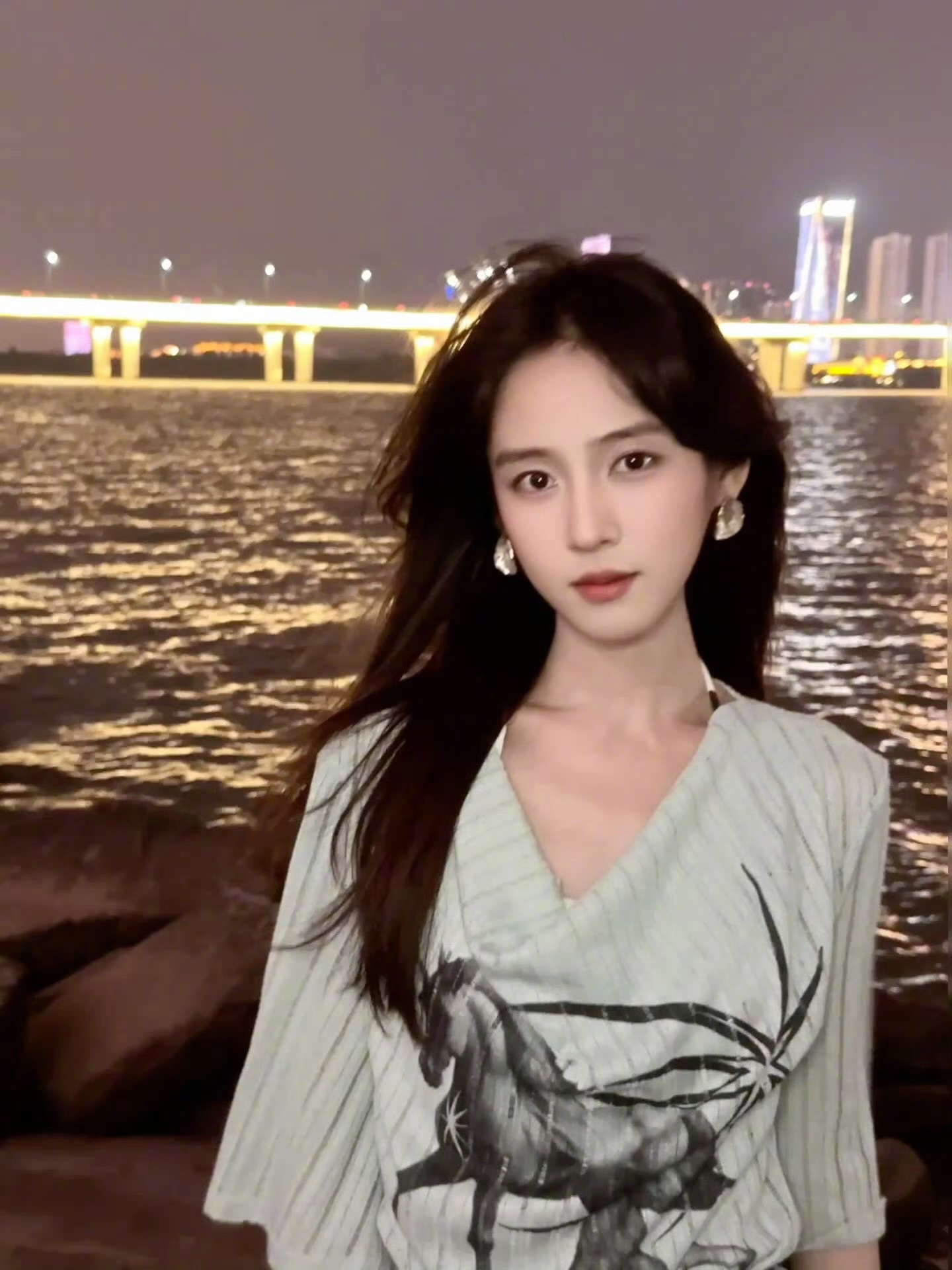 花少小妹王可待播剧花少小妹王可居然演过深情眼 花少8今天北京出发，元气满满的小妹