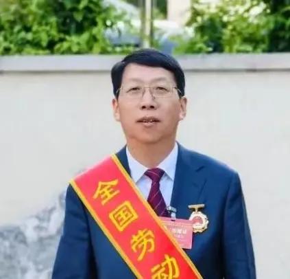 深耕电力三十余载！技术大牛冯喜军，以硬核创新点亮智能电网
 
冯喜军，男，196