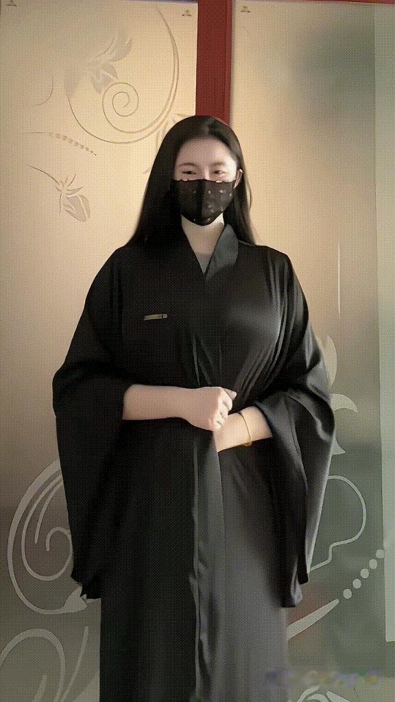 这种又飒又神秘的女生，真的很难不心动💓
 
刷到这种穿黑色宽松长袍的女生，都忍