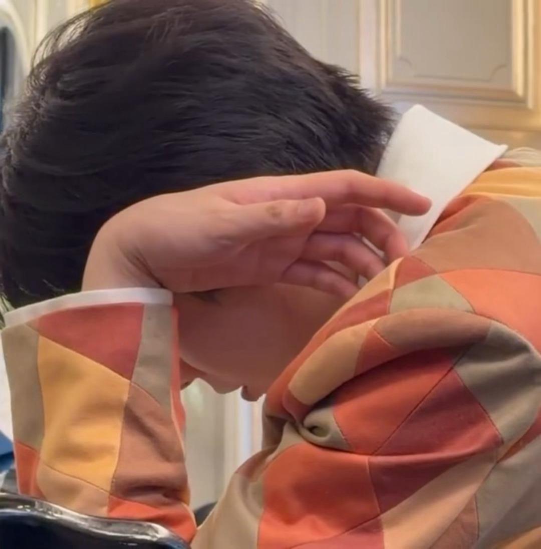 好可爱的小动作嘴里吧唧吧唧吃的啥好吃哒哈哈哈哈 