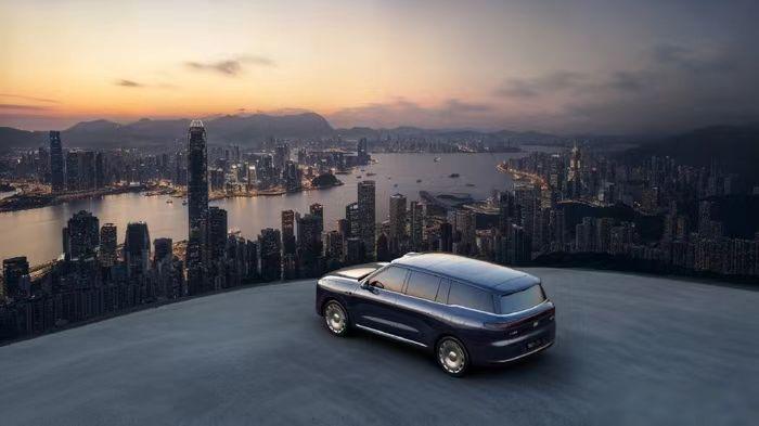 当我第一次把智己LS9开回家时，邻居大爷绕着车走了一圈，点点头说：“这车，看着就