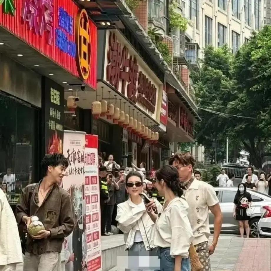 方媛把郭富城攒了十年的面子，一个晚上全败光了。

当年郭富城娶她，全网都夸他找了